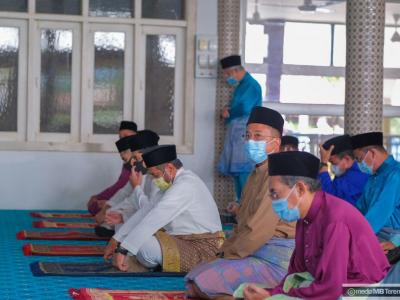 Sultan Mizan Zainal Abidin menunaikan solat Jumaat di Masjid Kampung Undang