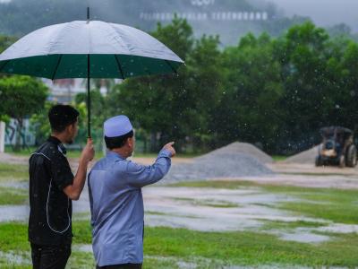 Kerja-kerja tambung tanah parkir Pasar Tani Padang Hiliran